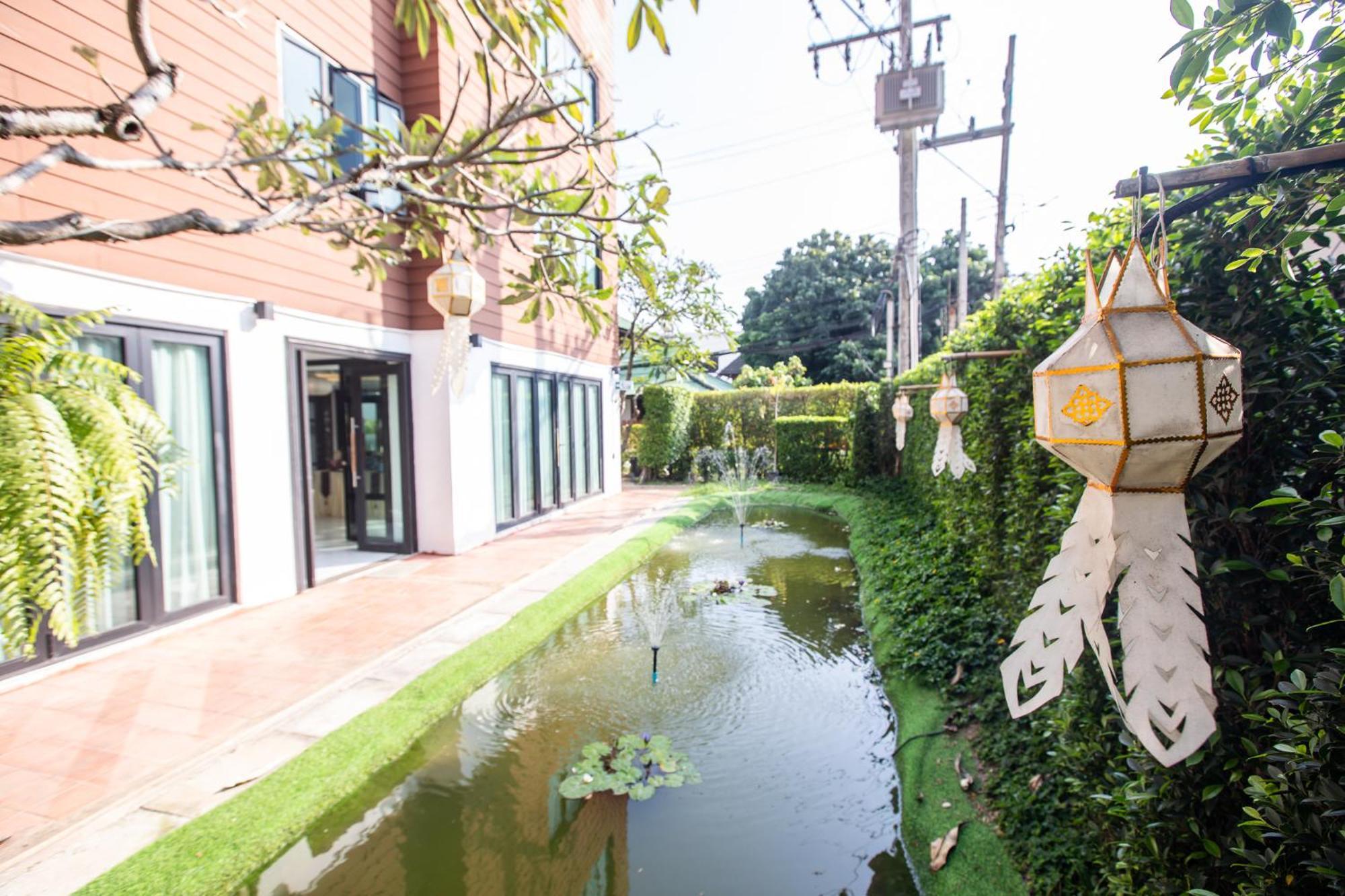 The Experience Walking Street Chiang Mai — Foto’s 2